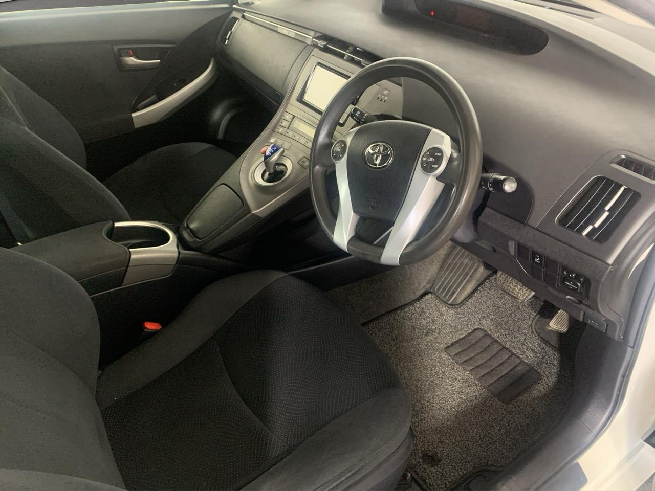 2015 Toyota Prius S Hatchback PUSH BUTTON START + AUTO LIGHTS + REVERSING CAMERA