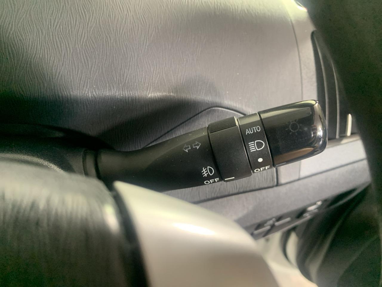 2015 Toyota Prius S Hatchback PUSH BUTTON START + AUTO LIGHTS + REVERSING CAMERA