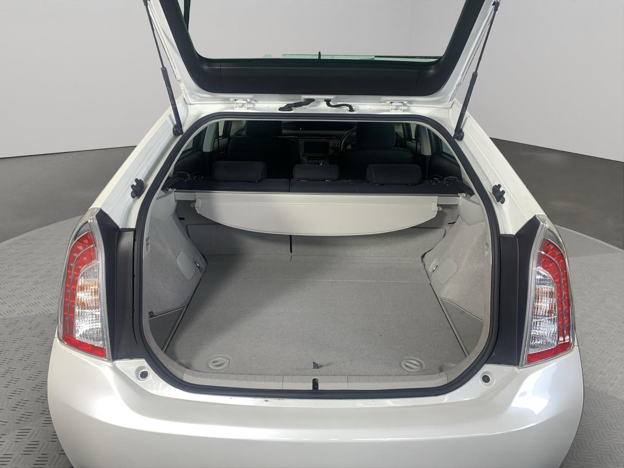 2015 Toyota Prius S Hatchback PUSH BUTTON START + AUTO LIGHTS + REVERSING CAMERA