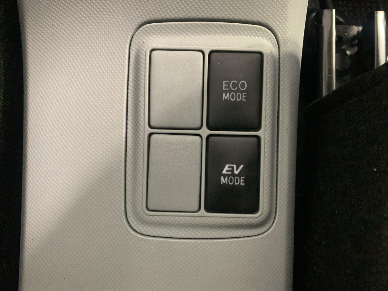 2012 Toyota Aqua S Hatchback LOW KMS + AUTO LIGHTS + REVERSING CAMERA