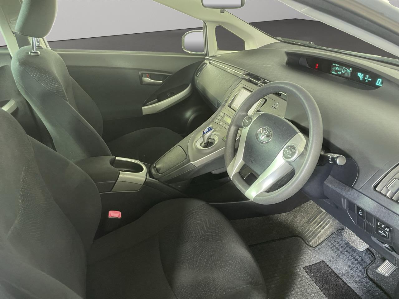 2013 Toyota Prius S Station Wagon REVERSING CAMERA + PARKING SENSORS