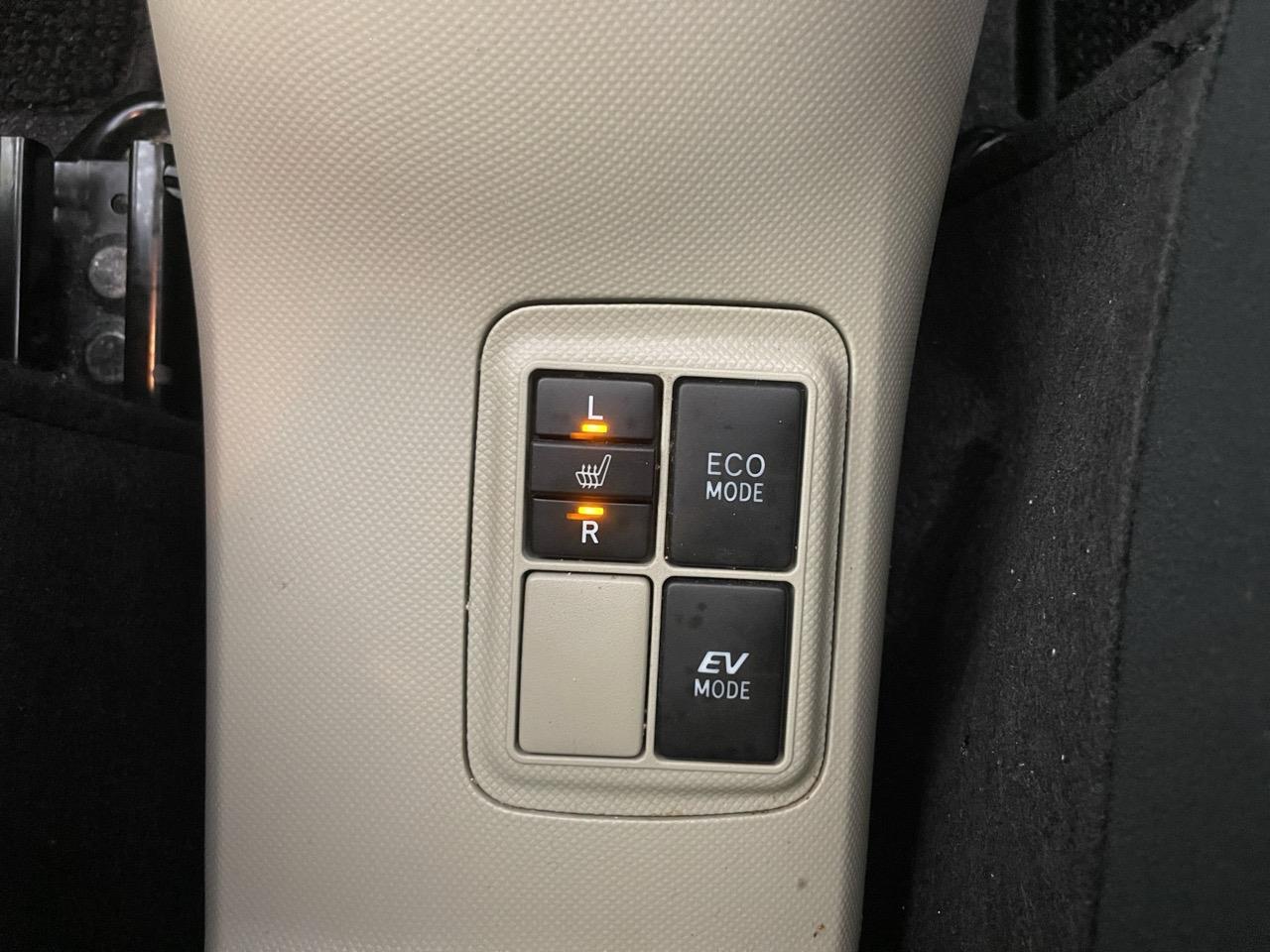 2014 Toyota Aqua G Hatchback HEATED SEATS + REVERSING CAMERA + AUTO LIGHT