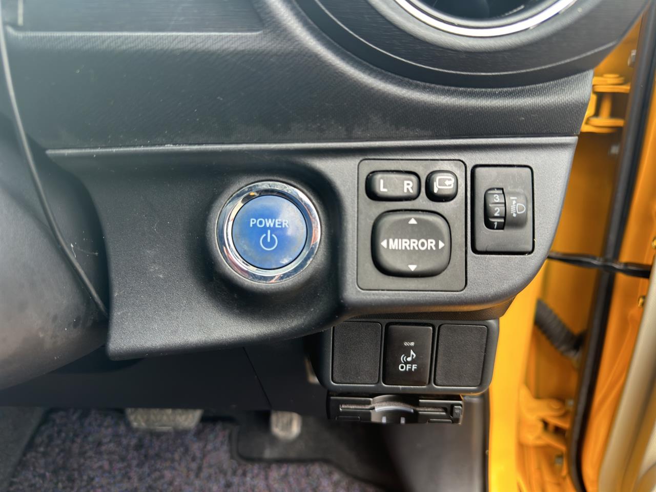 2013 Toyota Aqua S Hatchback PUSH BUTTON START + AUTO LIGHTS + REVERSING CAMERA