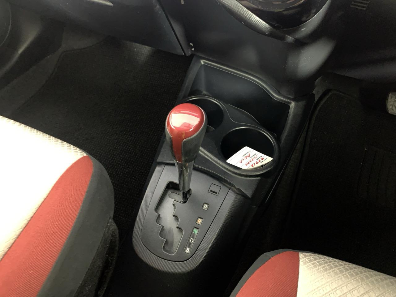 2015 Toyota Aqua Facelift Model S Hatchback PUSH BUTTON START + AUTO LIGHTS + GREAT SPACE