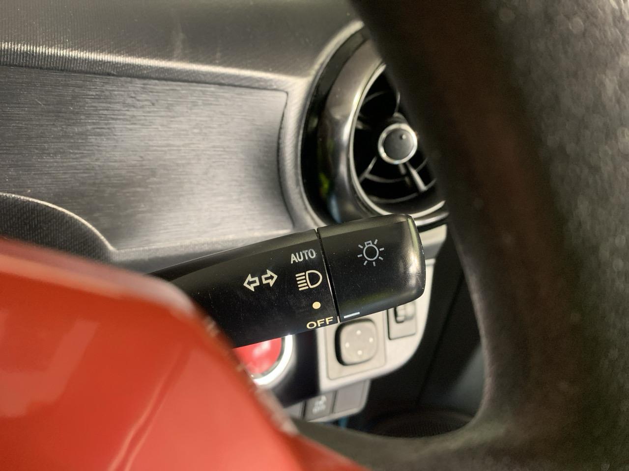 2015 Toyota Aqua Facelift Model S Hatchback PUSH BUTTON START + AUTO LIGHTS + GREAT SPACE