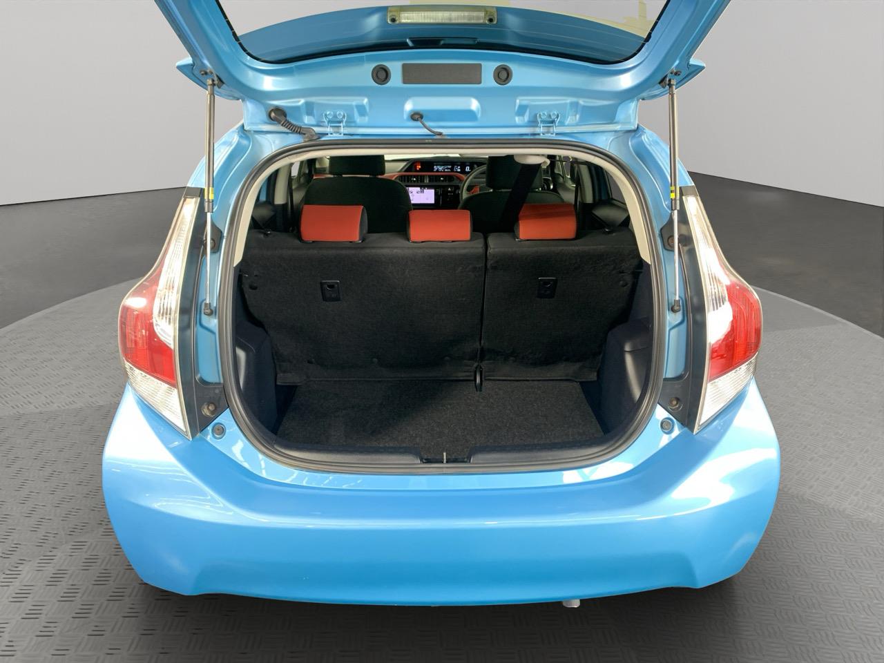 2015 Toyota Aqua Facelift Model S Hatchback PUSH BUTTON START + AUTO LIGHTS + GREAT SPACE