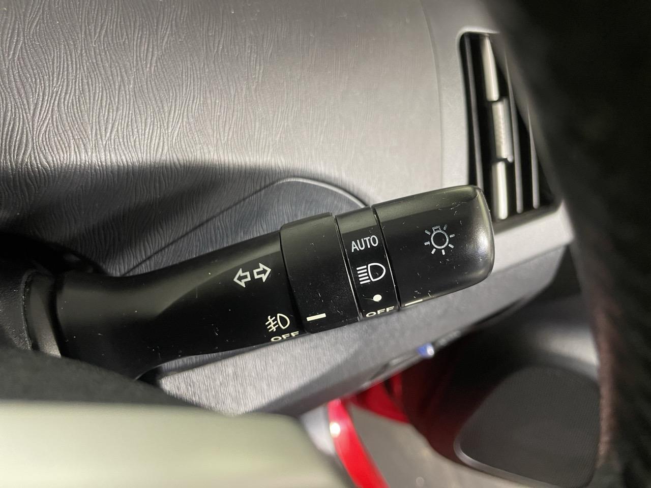 2012 Toyota Prius G Hatchback REVERSING CAMERA + AUTO LIGHTS + CRUISE CONTROL