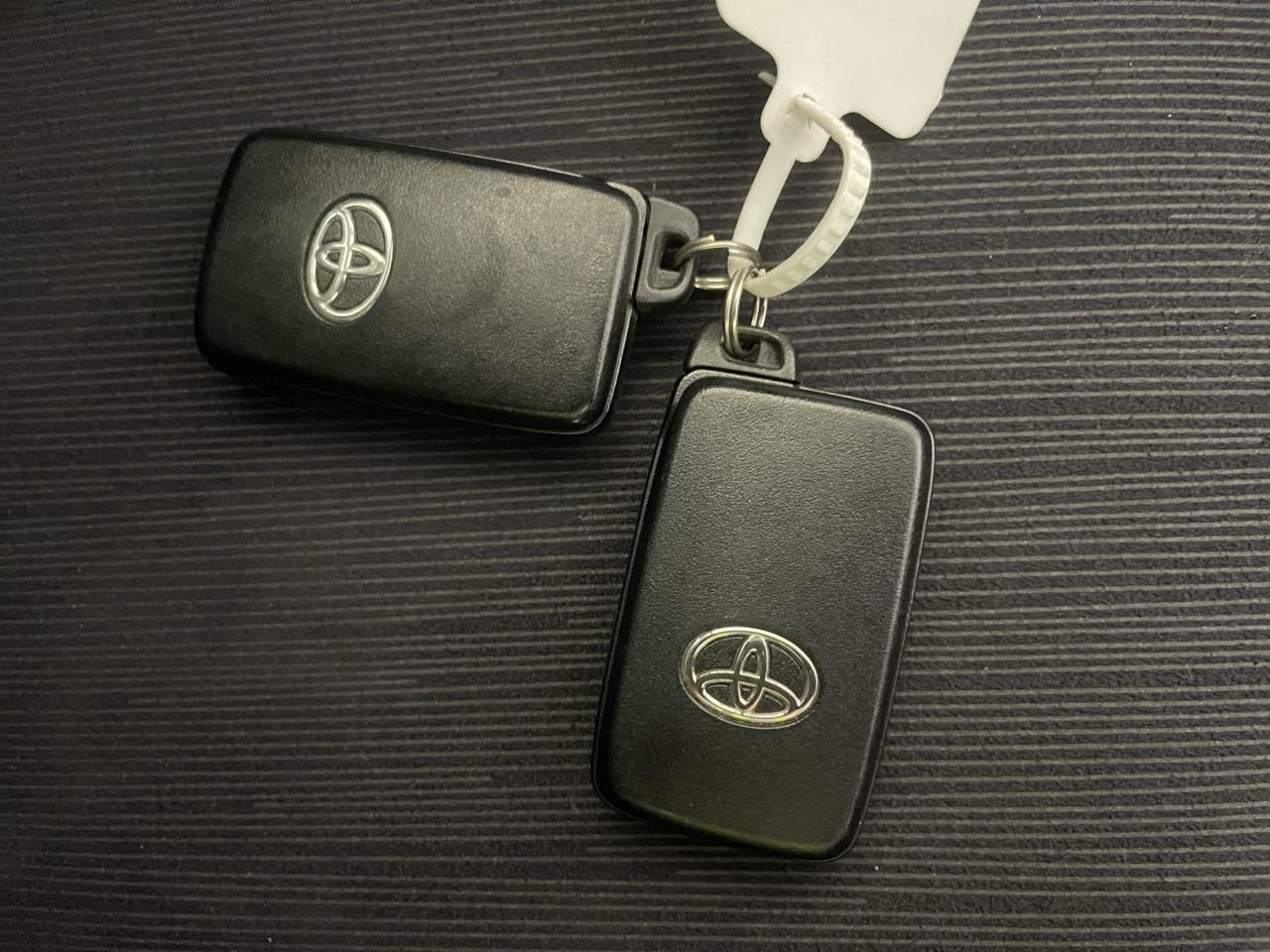 2012 Toyota Prius G Hatchback REVERSING CAMERA + AUTO LIGHTS + CRUISE CONTROL