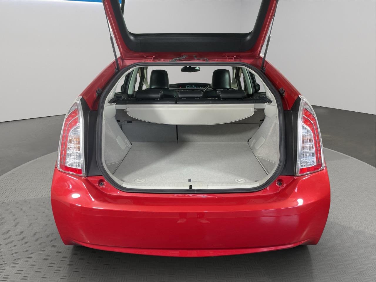 2012 Toyota Prius G Hatchback REVERSING CAMERA + AUTO LIGHTS + CRUISE CONTROL