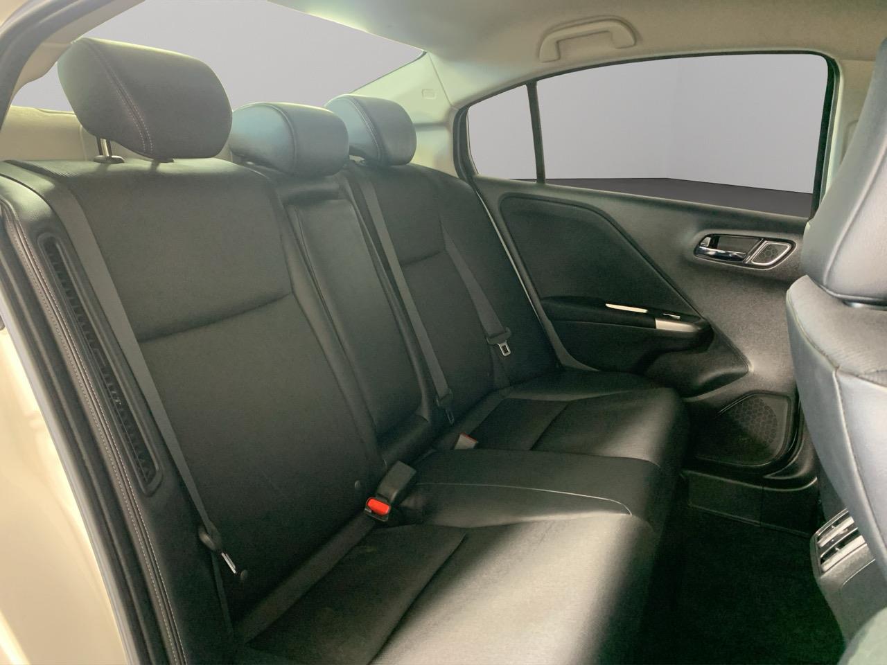 2015 Honda Grace Hybrid Sedan REVESING CAMERA + PUSH SRART + AUTO LIGHTS