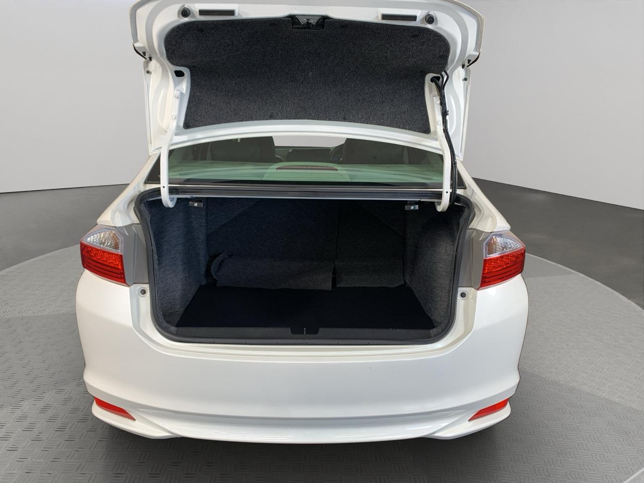 2015 Honda Grace Hybrid Sedan REVESING CAMERA + PUSH SRART + AUTO LIGHTS