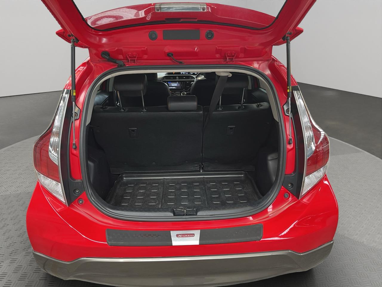 2015 Toyota Aqua X-URBAN Hatchback PUSH BUTTON START + AUTO LIGHTS + REVERSING CAMERA