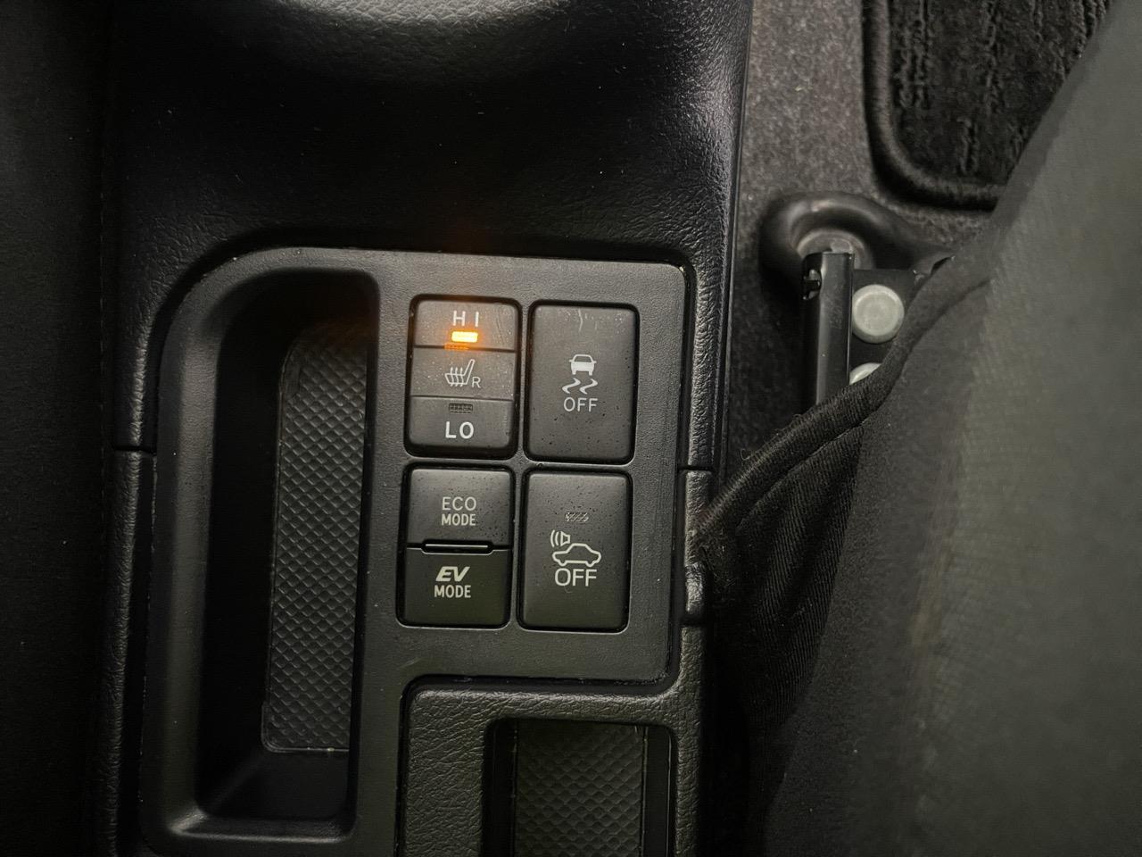 2017 Toyota Vitz YARIS HYBRID Hatchback REVERSING CAMERA + AUTO LIGHTS + HEATED SEATS