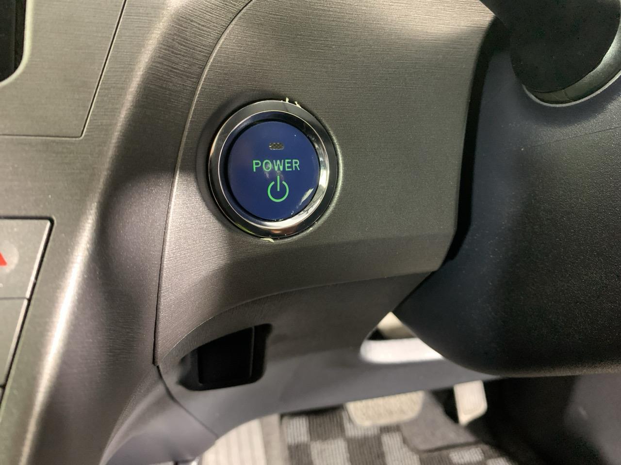 2015 Toyota Prius S Hatchback SMART KEY + REVERSING CAMERA + AUTO LIGHTS