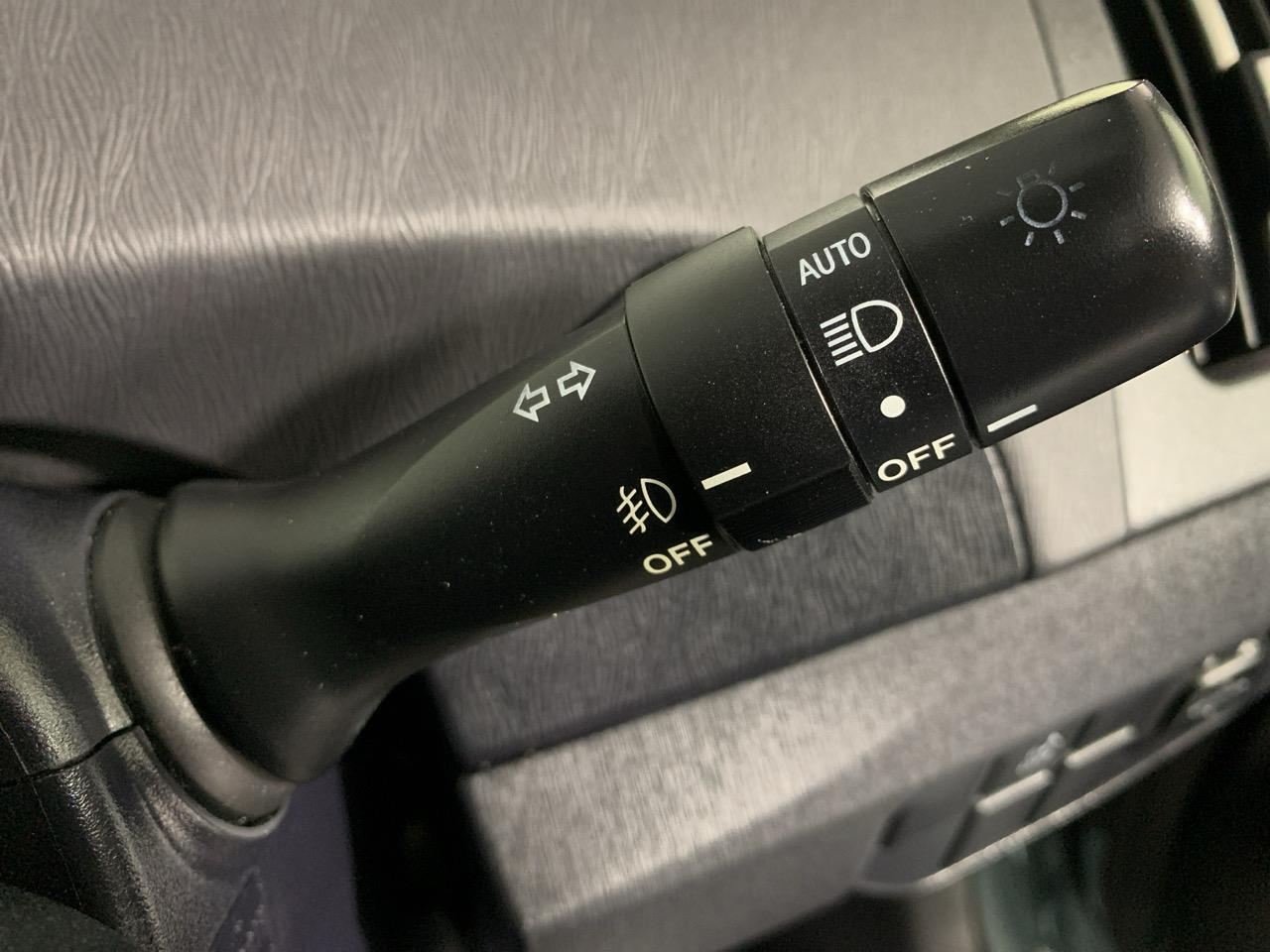 2015 Toyota Prius S Hatchback SMART KEY + REVERSING CAMERA + AUTO LIGHTS