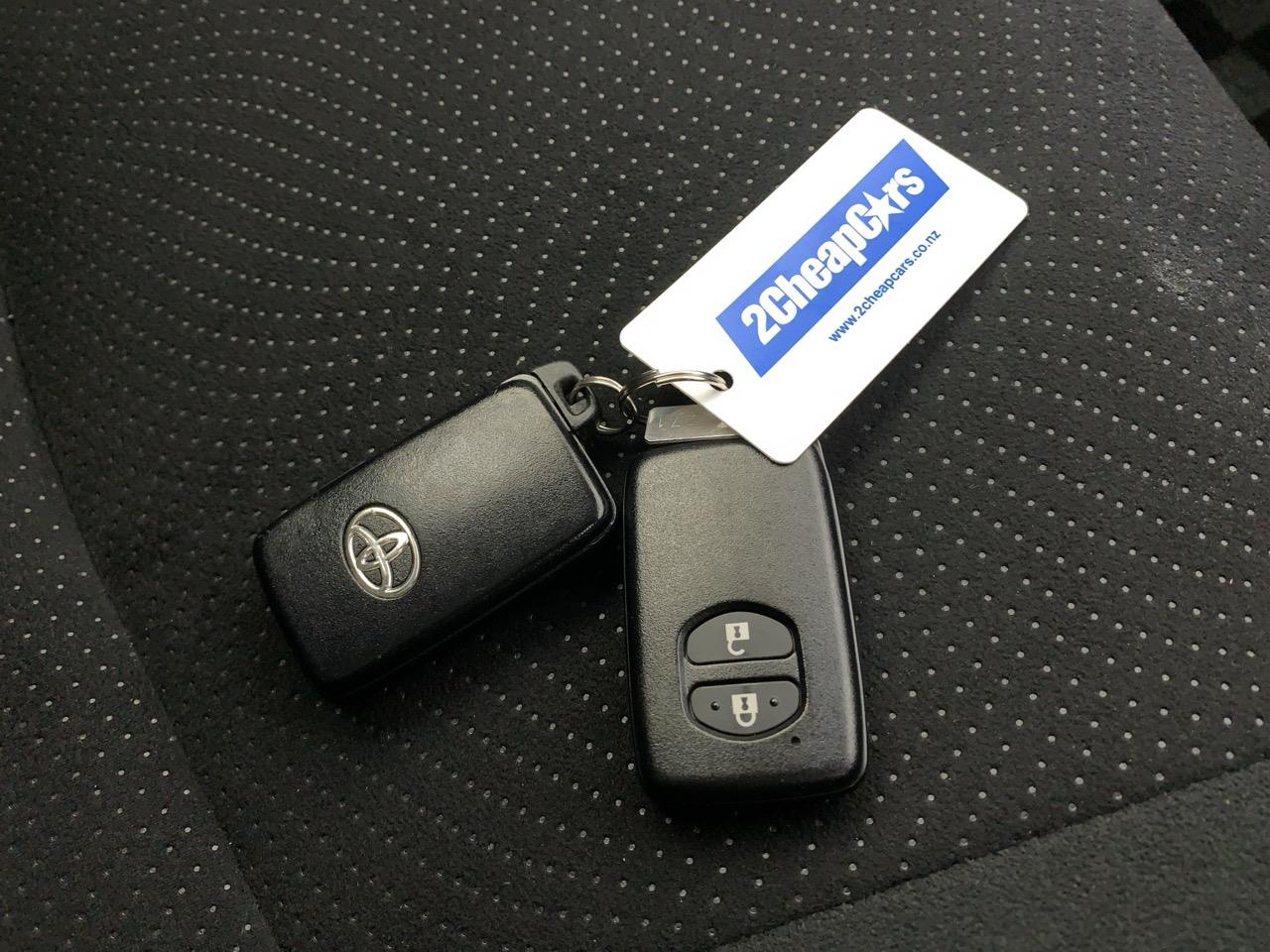 2015 Toyota Prius S Hatchback SMART KEY + REVERSING CAMERA + AUTO LIGHTS