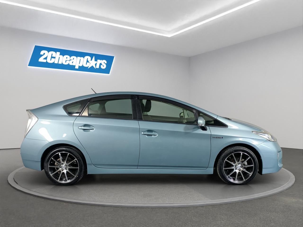 2015 Toyota Prius S Hatchback SMART KEY + REVERSING CAMERA + AUTO LIGHTS