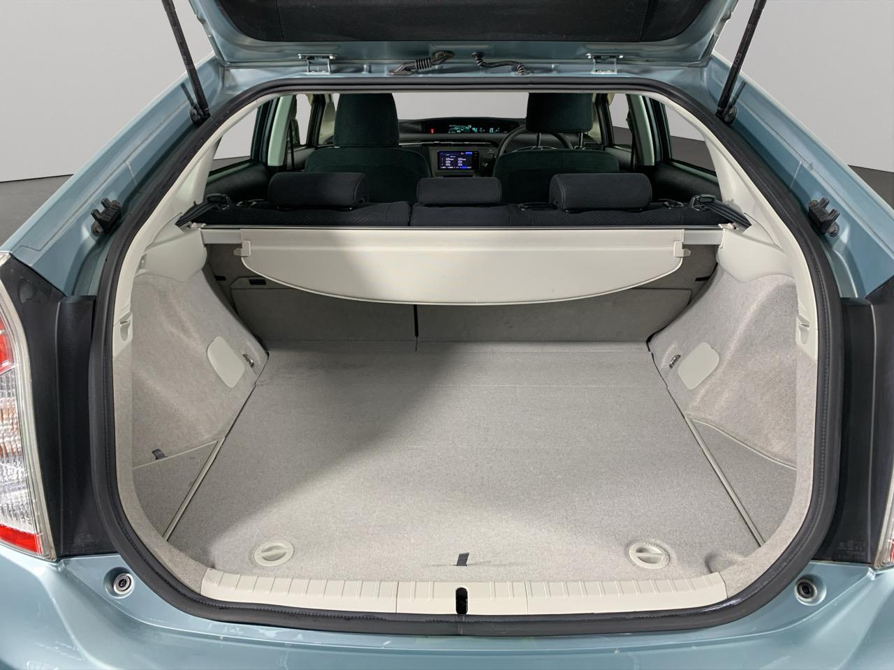 2015 Toyota Prius S Hatchback SMART KEY + REVERSING CAMERA + AUTO LIGHTS