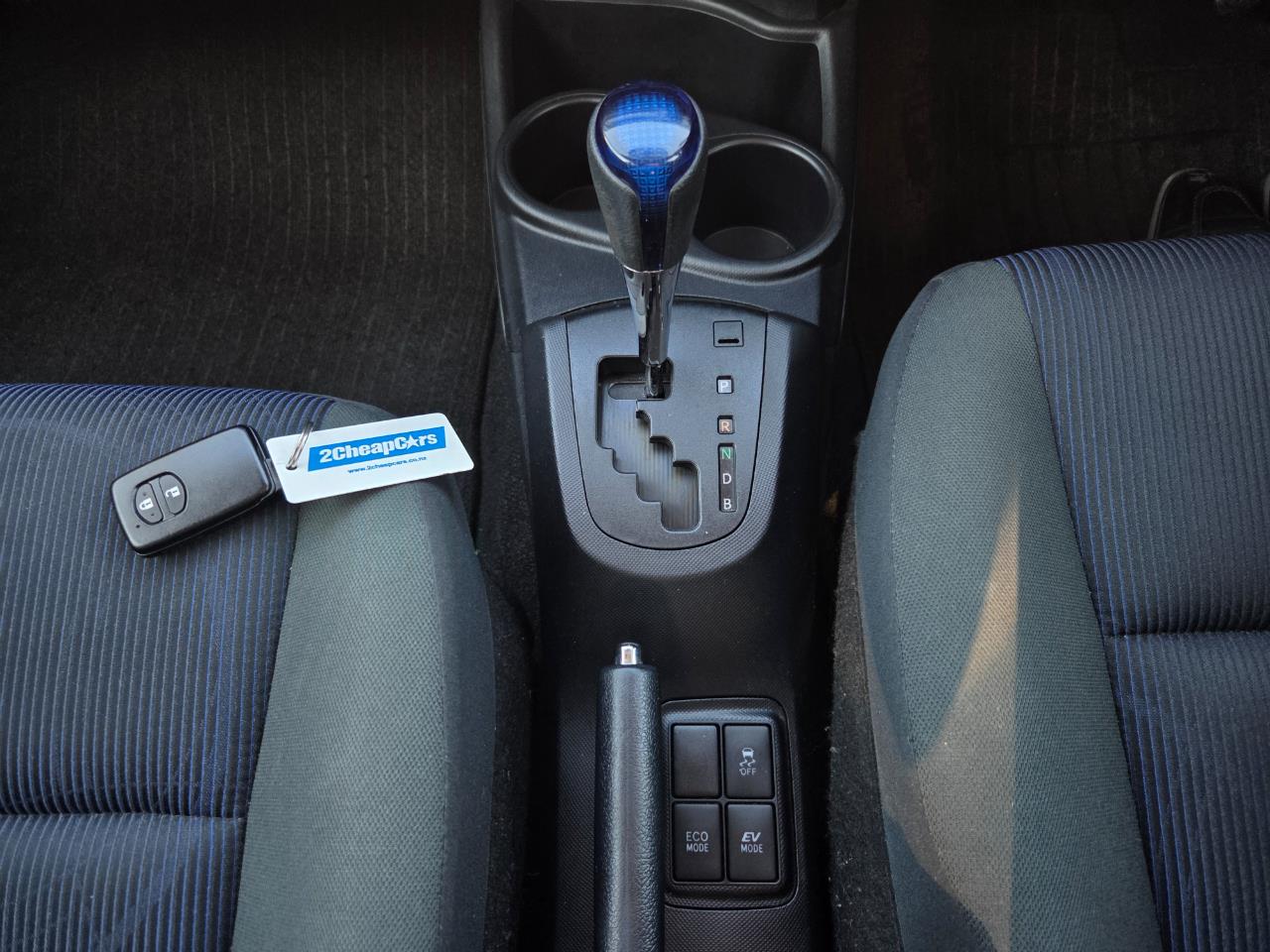 2015 Toyota Aqua Facelift Model S Hatchback PUSH BUTTON START + REVERSING CAMERA + AUTO LIGHTS