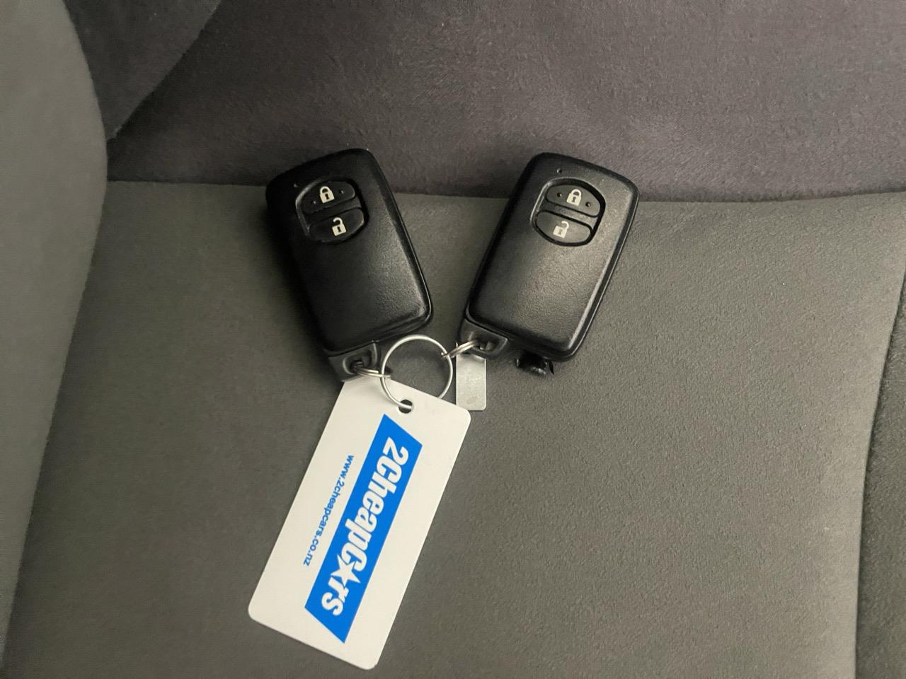 2012 Toyota Prius Alpha Hybrid Station Wagon REVERSING CAMERA + PUSH SRART + AUTO LIGHTS