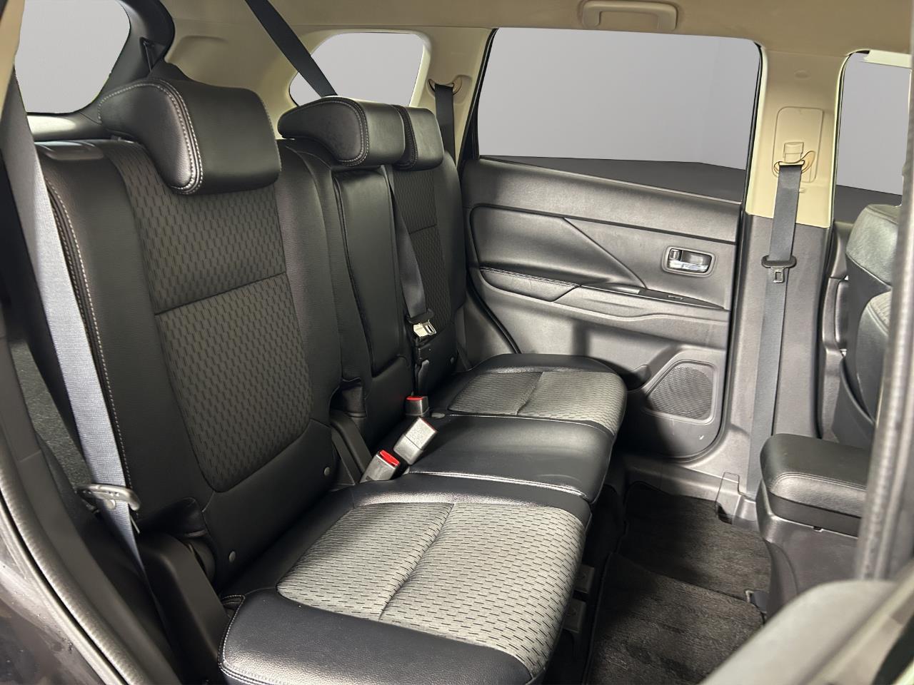 2013 Mitsubishi Outlander PHEV 4WD RV/SUV 4WD + REVERSING CAMERA + PADDLE SHIFT