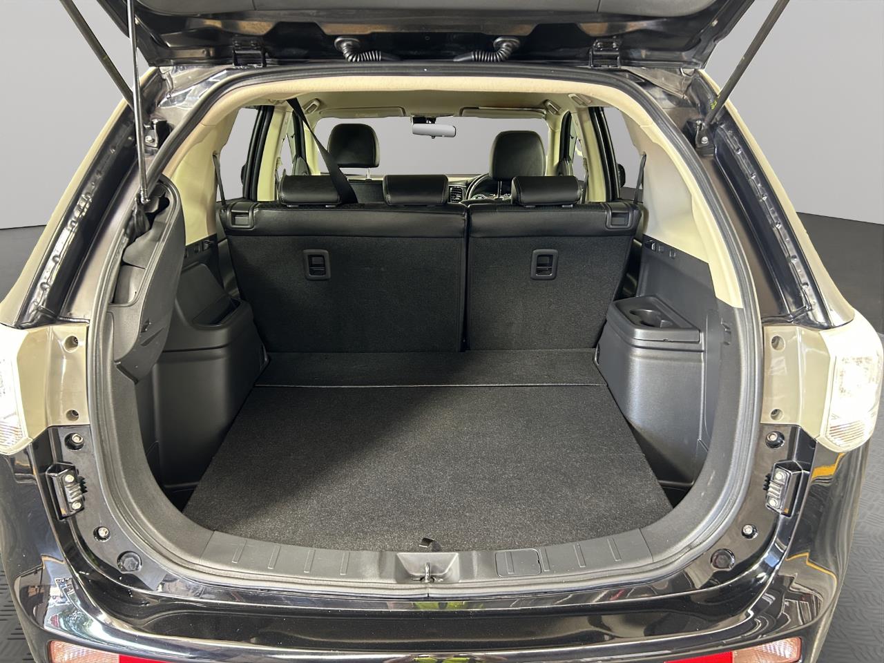 2013 Mitsubishi Outlander PHEV 4WD RV/SUV 4WD + REVERSING CAMERA + PADDLE SHIFT