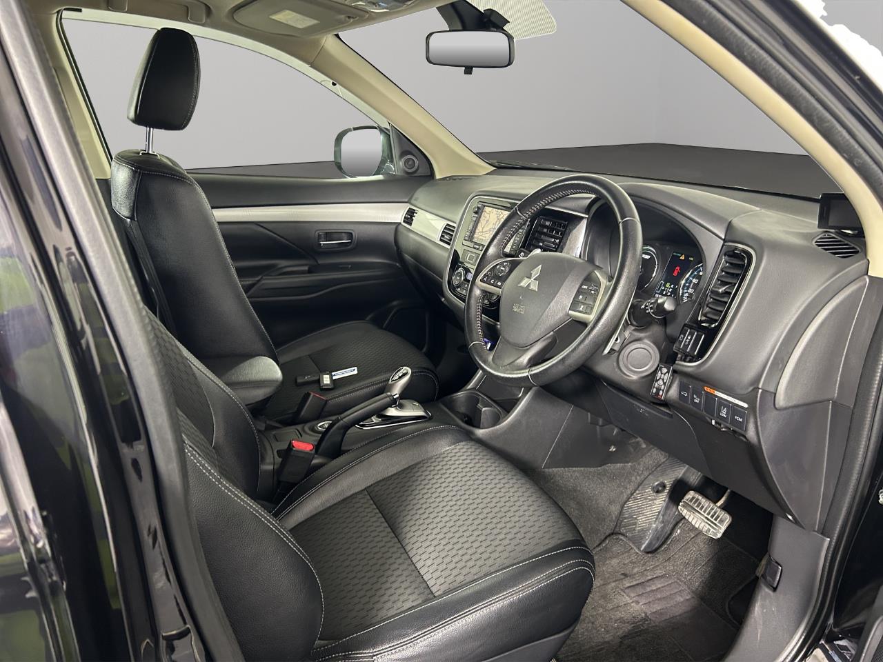 2013 Mitsubishi Outlander PHEV 4WD RV/SUV 4WD + REVERSING CAMERA + PADDLE SHIFT