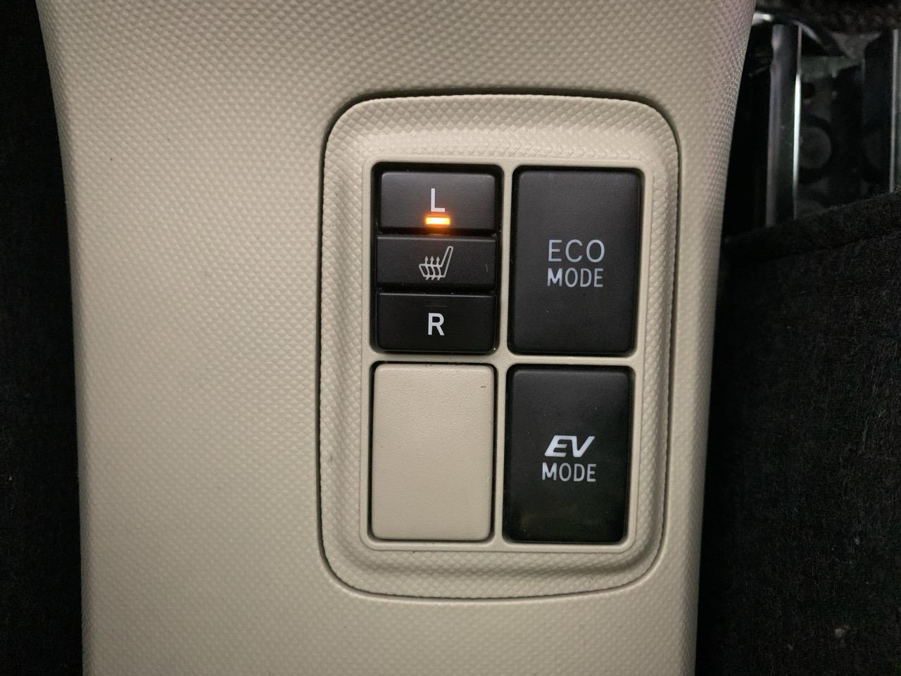 2013 Toyota Aqua G Hatchback HEATED SEATS + REVERSING CAMERA + AUTO LIGHTS