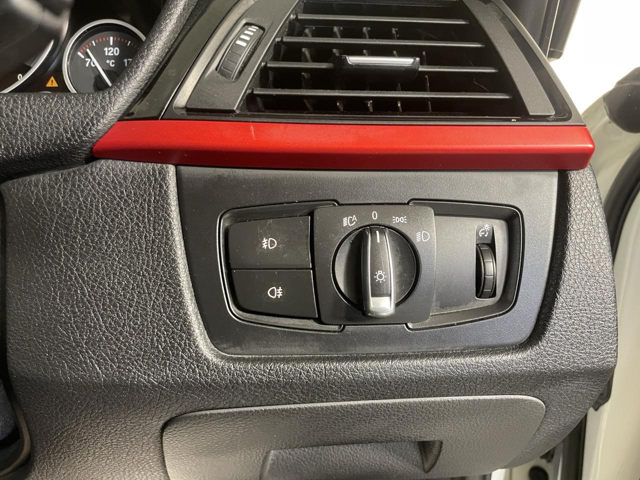 2013 BMW 320i Sport RV/SUV LOW KMS + REVERSING CAMERA + PARKING SENSORS