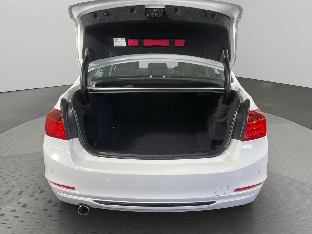 2013 BMW 320i Sport RV/SUV LOW KMS + REVERSING CAMERA + PARKING SENSORS