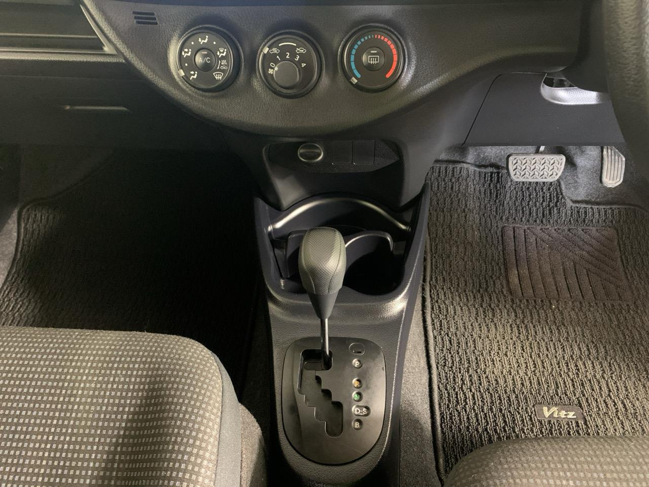 2014 Toyota Vitz Yaris F Hatchback LOW KMS + REVERSING CAMERA + PUSH BUTTON START