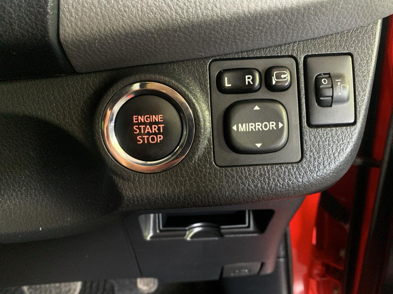 2014 Toyota Vitz Yaris F Hatchback LOW KMS + REVERSING CAMERA + PUSH BUTTON START