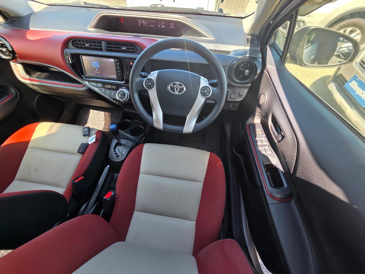 2015 Toyota Aqua Facelift Model S Hatchback SMART KEY + GREAT FUEL EFFICIENCY