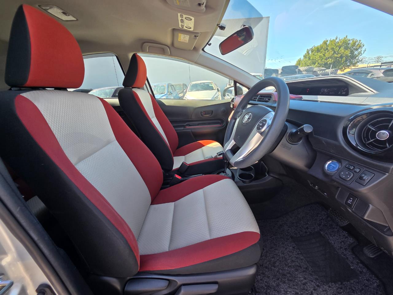 2015 Toyota Aqua Facelift Model S Hatchback SMART KEY + GREAT FUEL EFFICIENCY