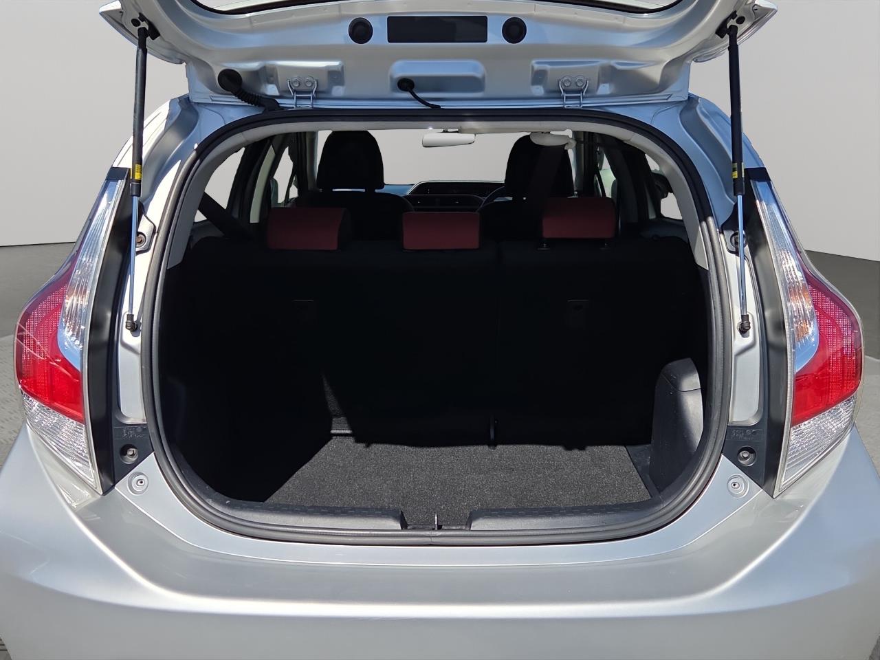 2015 Toyota Aqua Facelift Model S Hatchback SMART KEY + GREAT FUEL EFFICIENCY