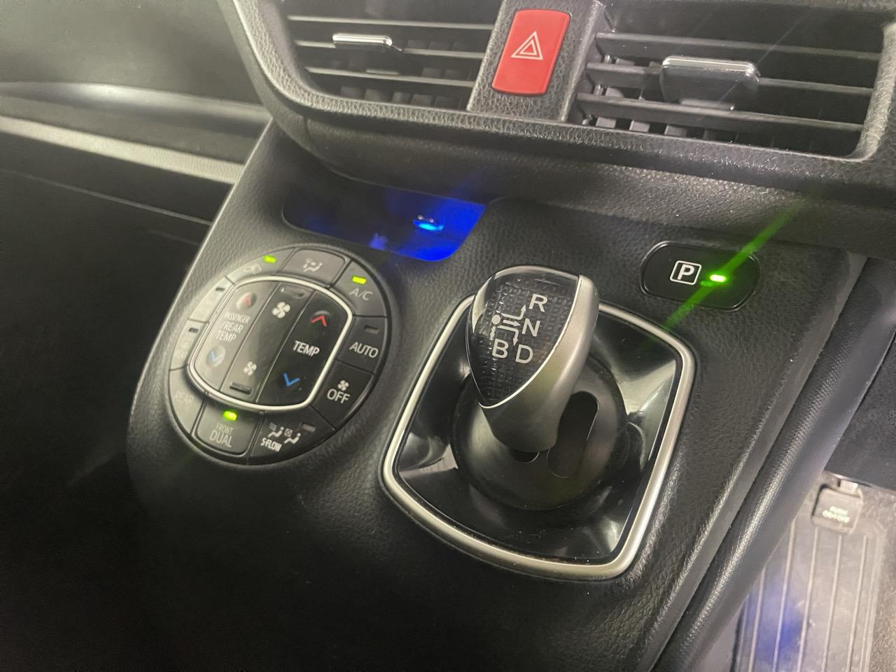 2014 Toyota Noah Hybrid G People Mover ELECTRIC SLIDING DOORS + REVERSING CAMERA