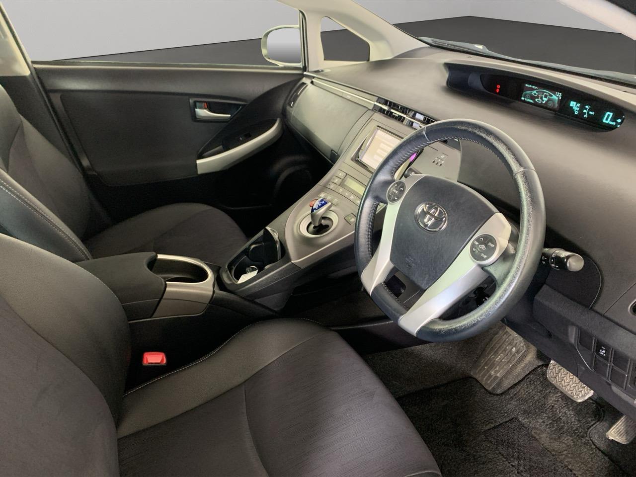 2013 Toyota Prius G Hatchback CRUISE CONTROL + PUSH SRART + AUTO LIGHTS