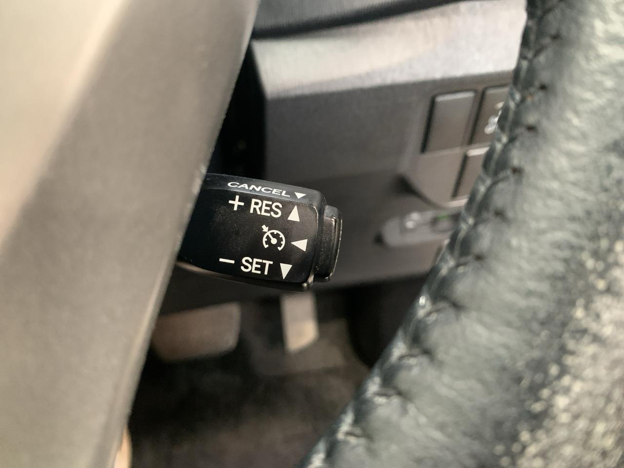 2013 Toyota Prius G Hatchback CRUISE CONTROL + PUSH SRART + AUTO LIGHTS