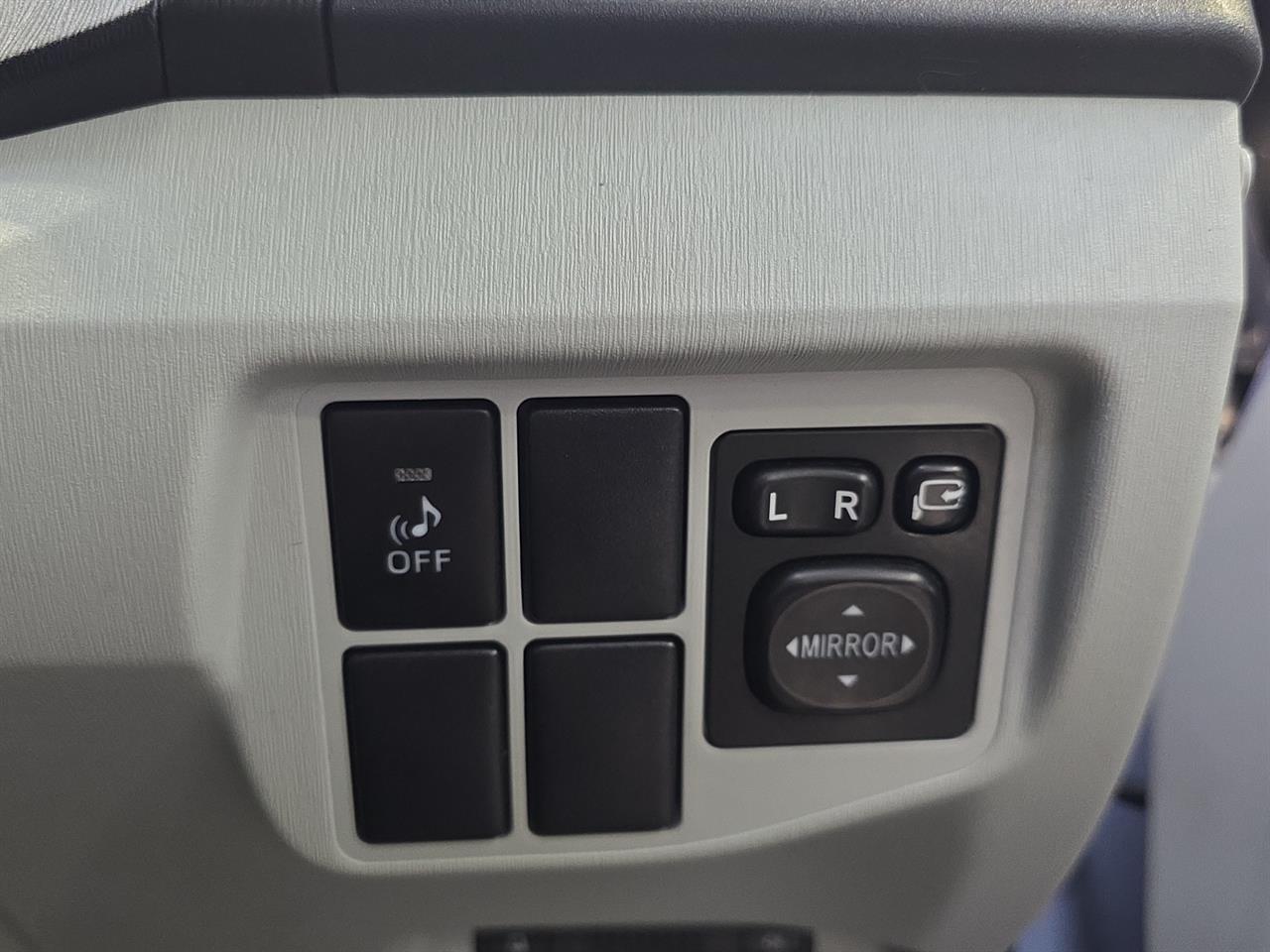 2012 Toyota Prius S Hatchback PUSH BUTTON START + AUTO LIGHTS + REVERSING CAMERA