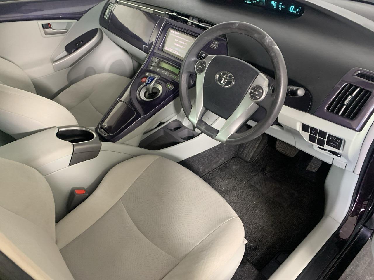 2014 Toyota Prius S Hatchback LOW KMS + PUSH BUTTON START + AUTO LIGHTS