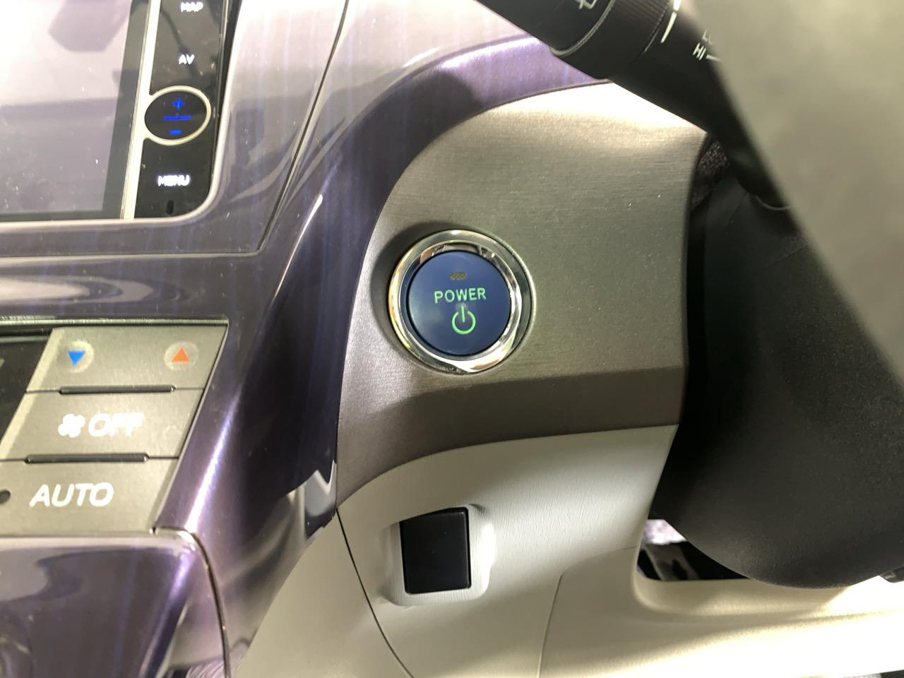 2014 Toyota Prius S Hatchback LOW KMS + PUSH BUTTON START + AUTO LIGHTS