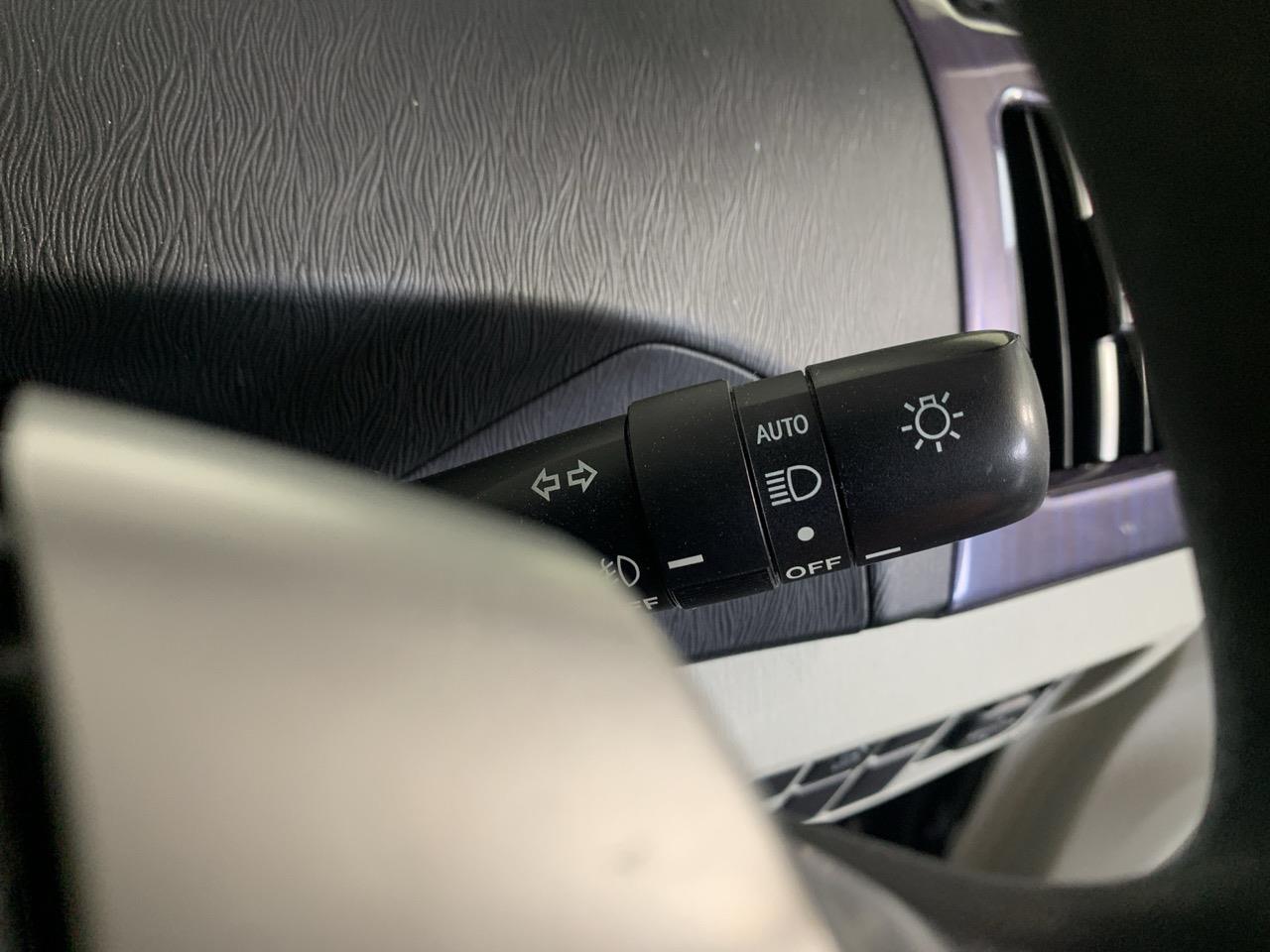 2014 Toyota Prius S Hatchback LOW KMS + PUSH BUTTON START + AUTO LIGHTS