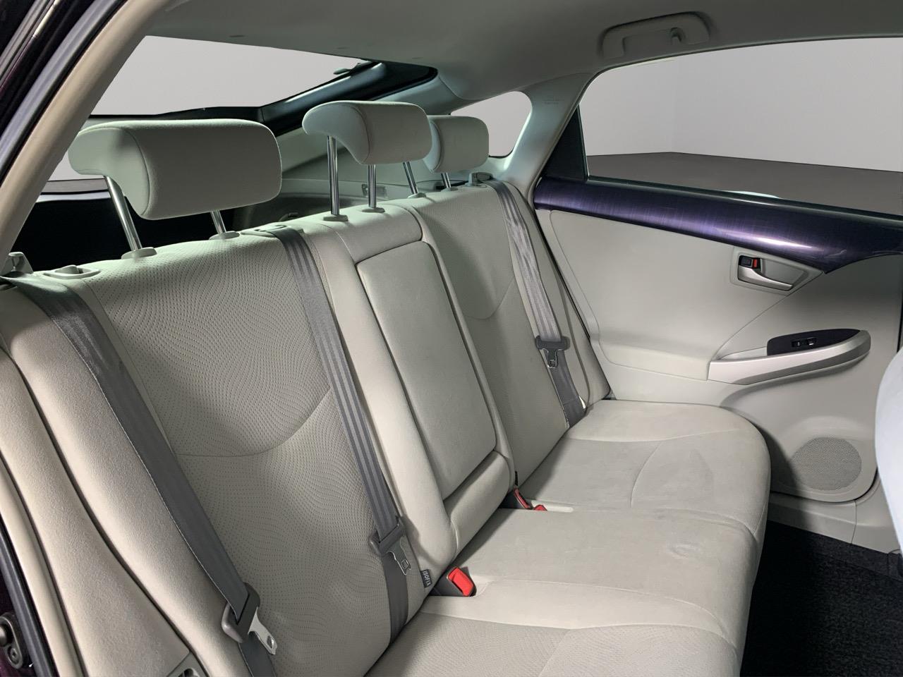 2014 Toyota Prius S Hatchback LOW KMS + PUSH BUTTON START + AUTO LIGHTS