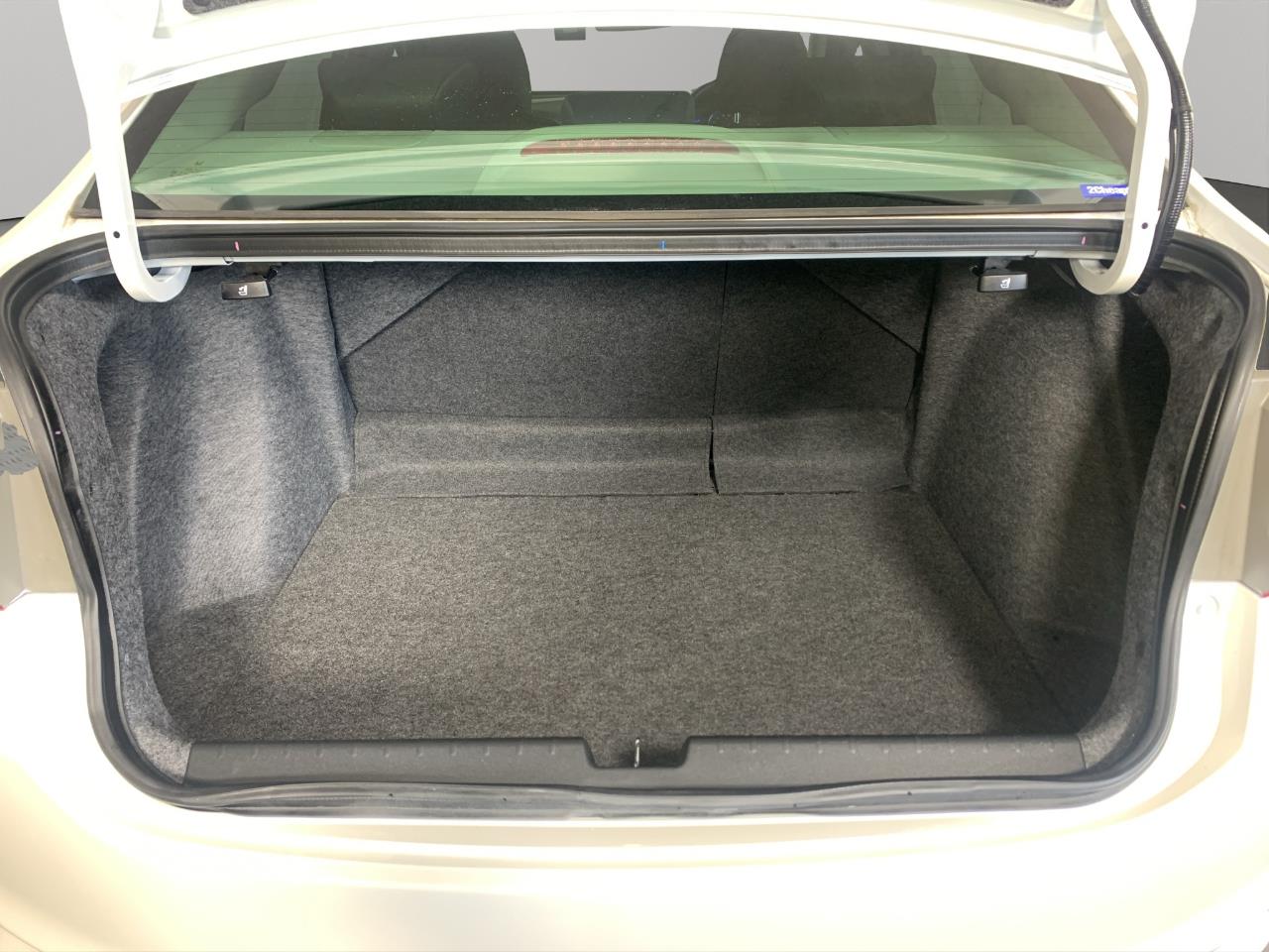 2016 Honda Grace Hybrid EX Sedan LOW KMS + SMART KEY + GREAT FUEL EFFICIENCY