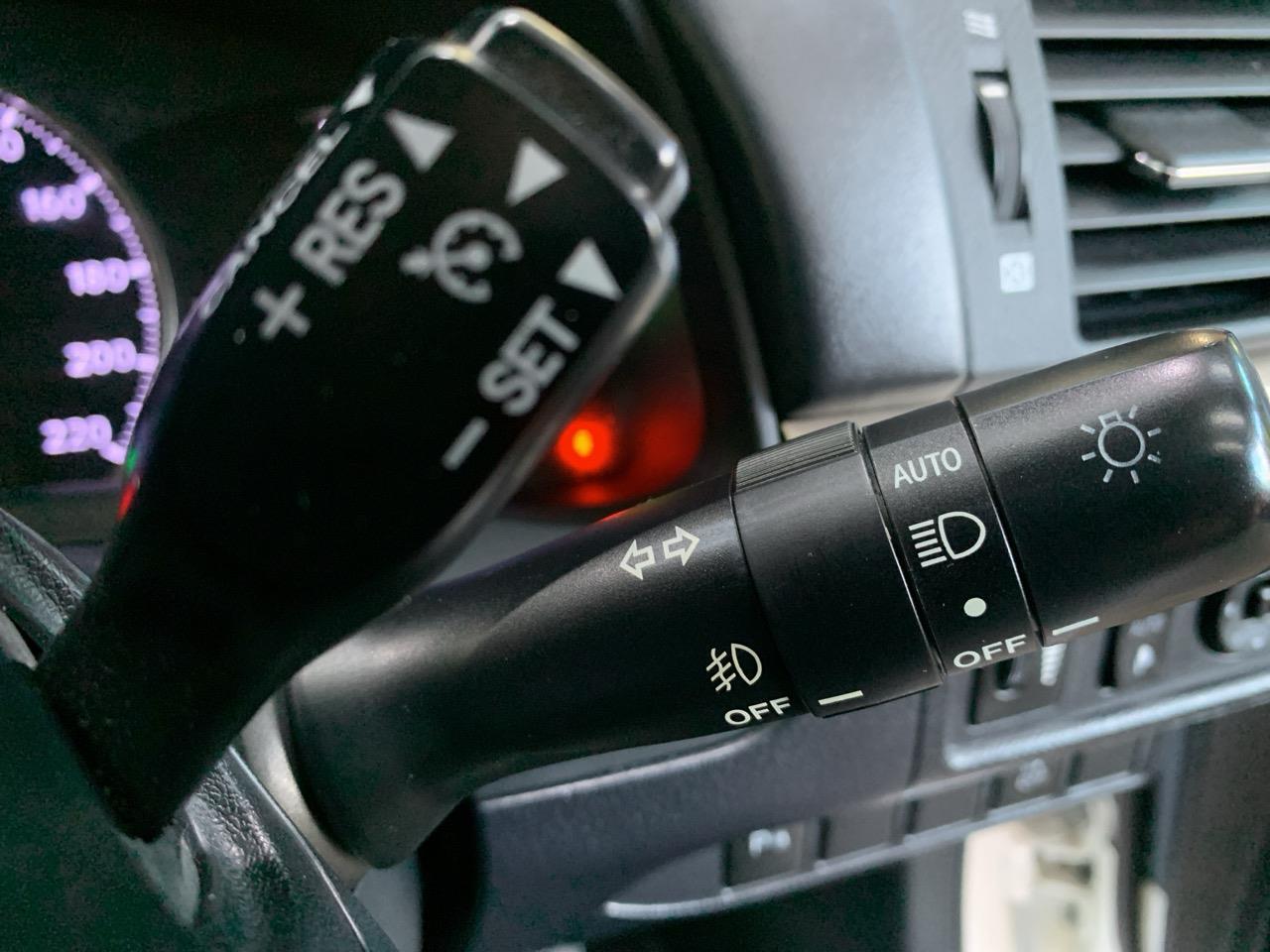 2014 Lexus CT200h Version L Hatchback CRUISE CONTROL + HEATED SEATS + AUTO LIGHTS