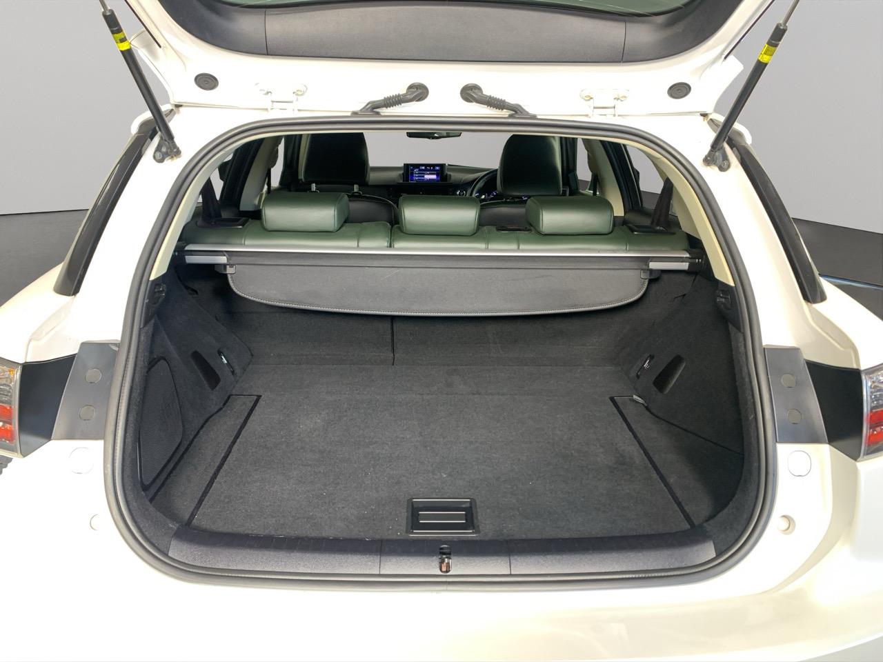 2014 Lexus CT200h Version L Hatchback CRUISE CONTROL + HEATED SEATS + AUTO LIGHTS