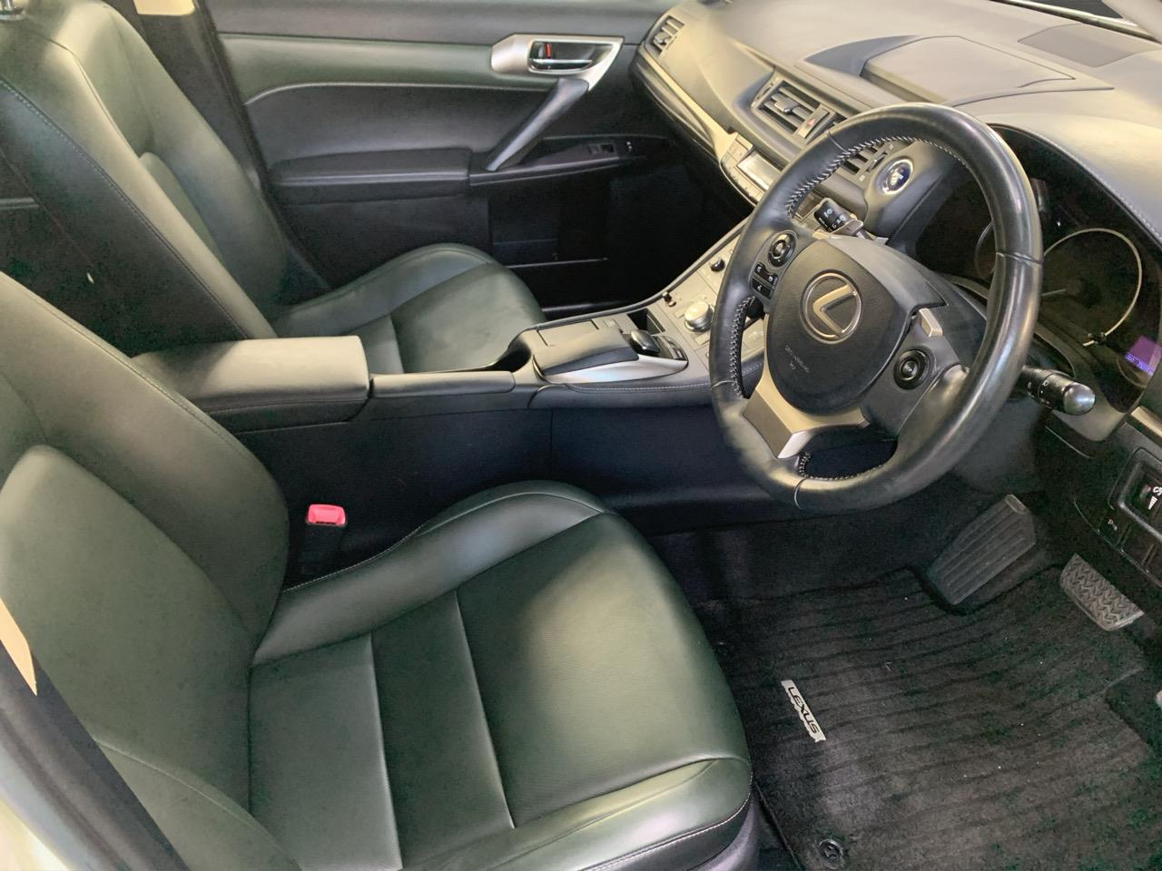 2014 Lexus CT200h Version L Hatchback CRUISE CONTROL + HEATED SEATS + AUTO LIGHTS