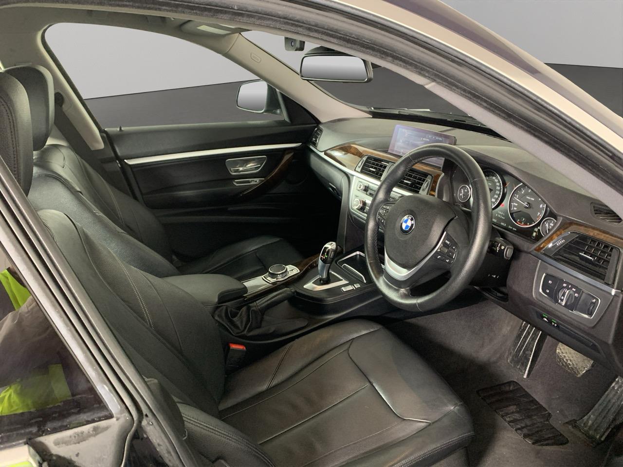 2016 BMW 320i  Sedan HEATED SEATS + REVERSING CAMERA + PARKING SENSORS