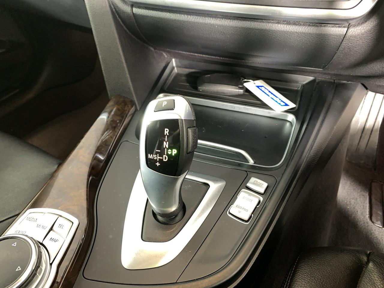 2016 BMW 320i  Sedan HEATED SEATS + REVERSING CAMERA + PARKING SENSORS