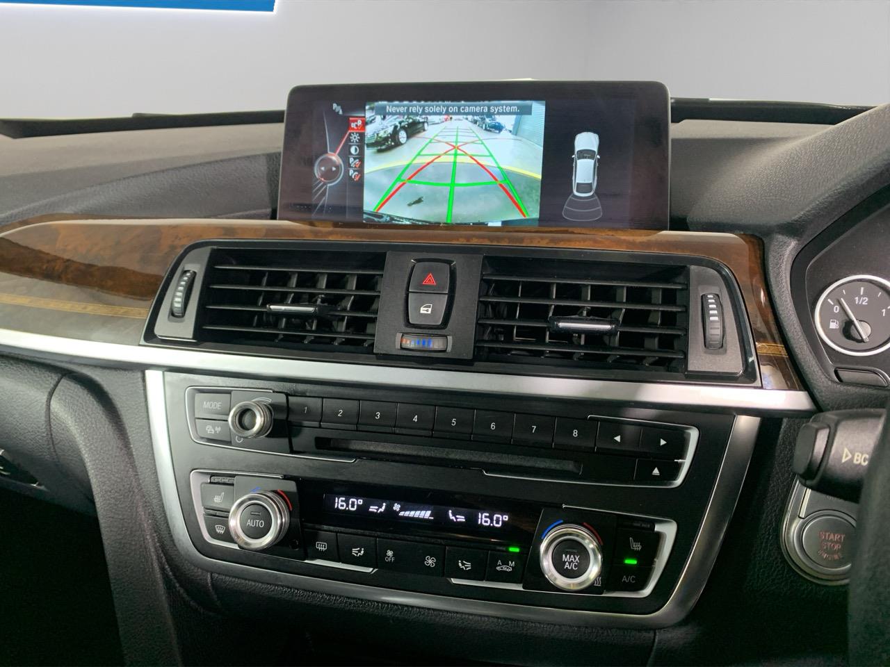 2016 BMW 320i  Sedan HEATED SEATS + REVERSING CAMERA + PARKING SENSORS